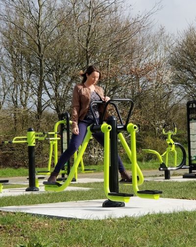 équipement de fitness extérieur pour un aire sportive outdoor : duo adducteur dalle de propreté