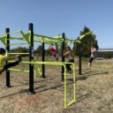 équipement de sport extérieur pour une aire de street workout : cross training v2 utilisation 4 personnes