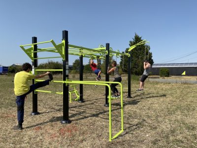 équipement de sport extérieur pour une aire de street workout : cross training v2 utilisation 4 personnes