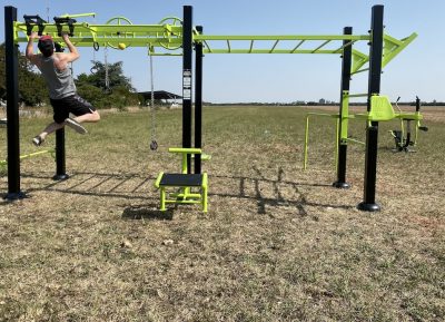 équipement de sport extérieur pour une aire de street workout : cross training v2 utilisation traction
