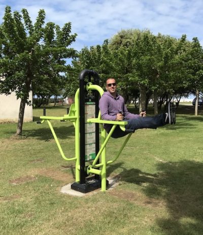 équipement de fitness extérieur pour un aire sportive outdoor : chaise romaine sur un sol naturel