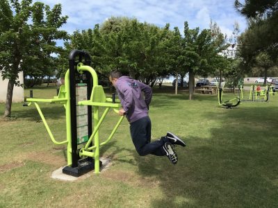 équipement de fitness extérieur pour un aire sportive outdoor : dips chaise romaine