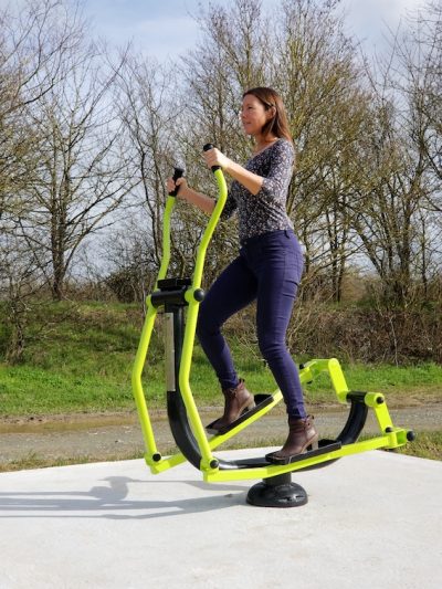 équipement de fitness extérieur pour un aire sportive outdoor : vélo elliptique sur une dalle de propreté