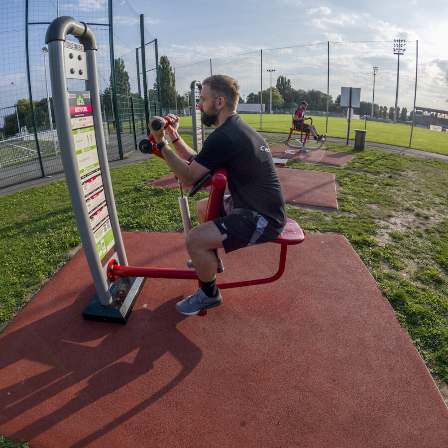 parcours sportif lens biceps curl piston aire de fitness plein air vue 3