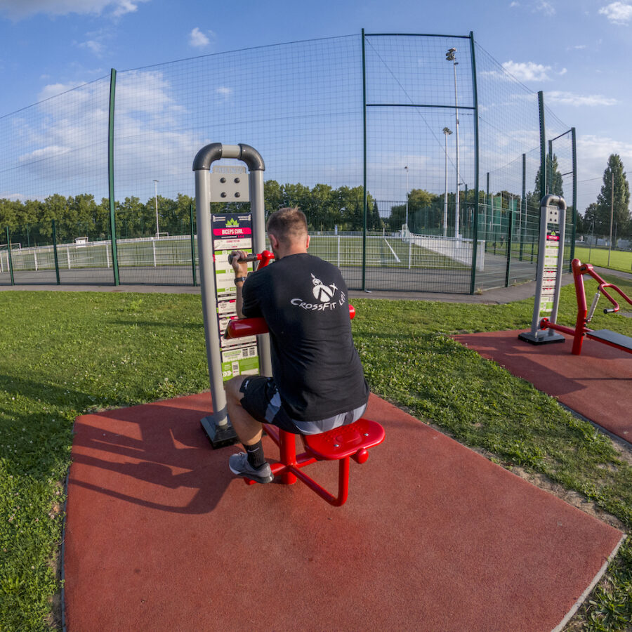 parcours sportif lens biceps curl piston aire de fitness plein air vue 2