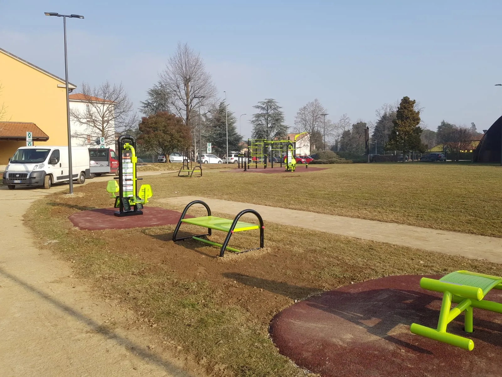 banc training et autres agrès de fitness au coeur d'un espace vert en italie