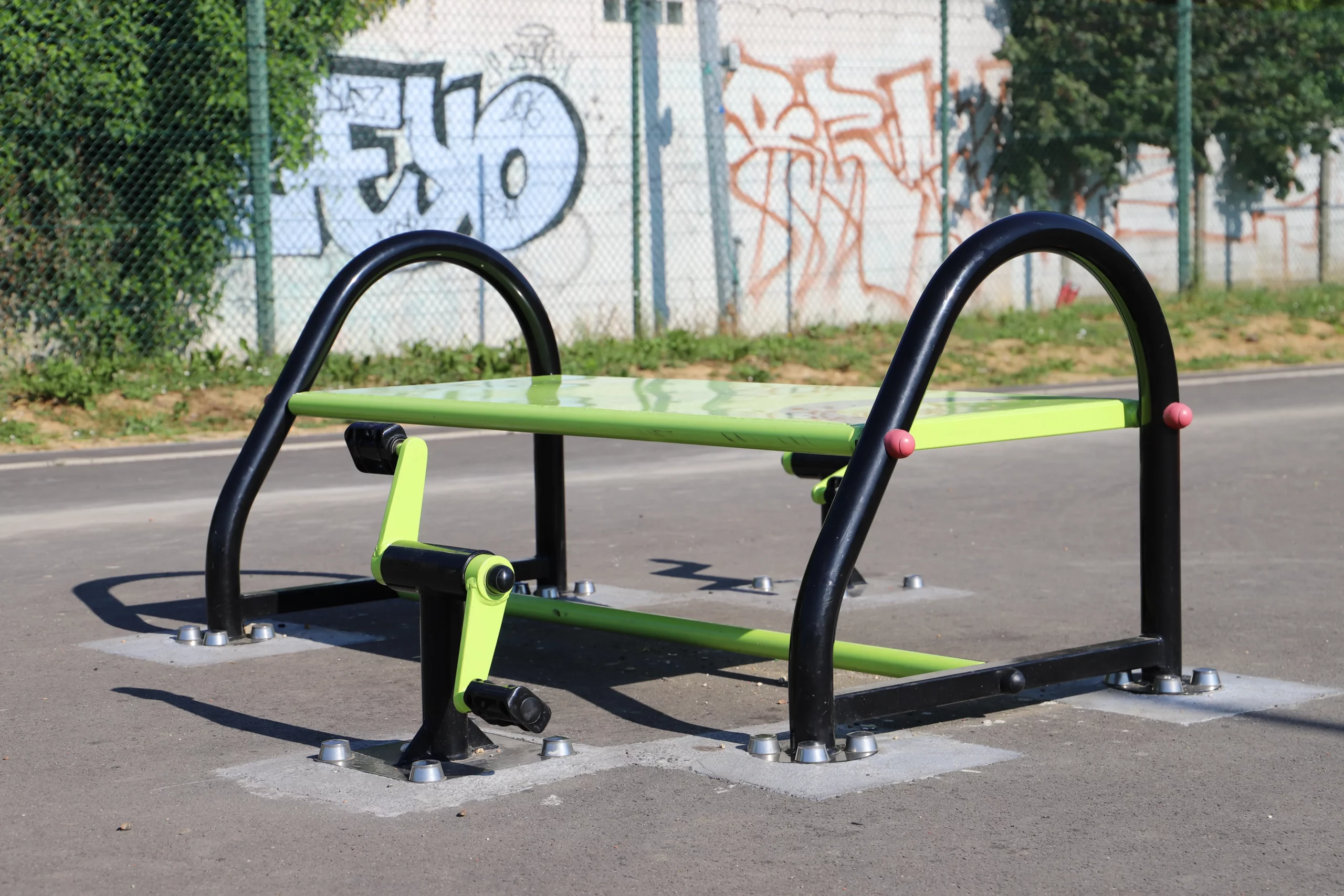 banc training avec option pédalier sur une aire sportive urbaine de plein air