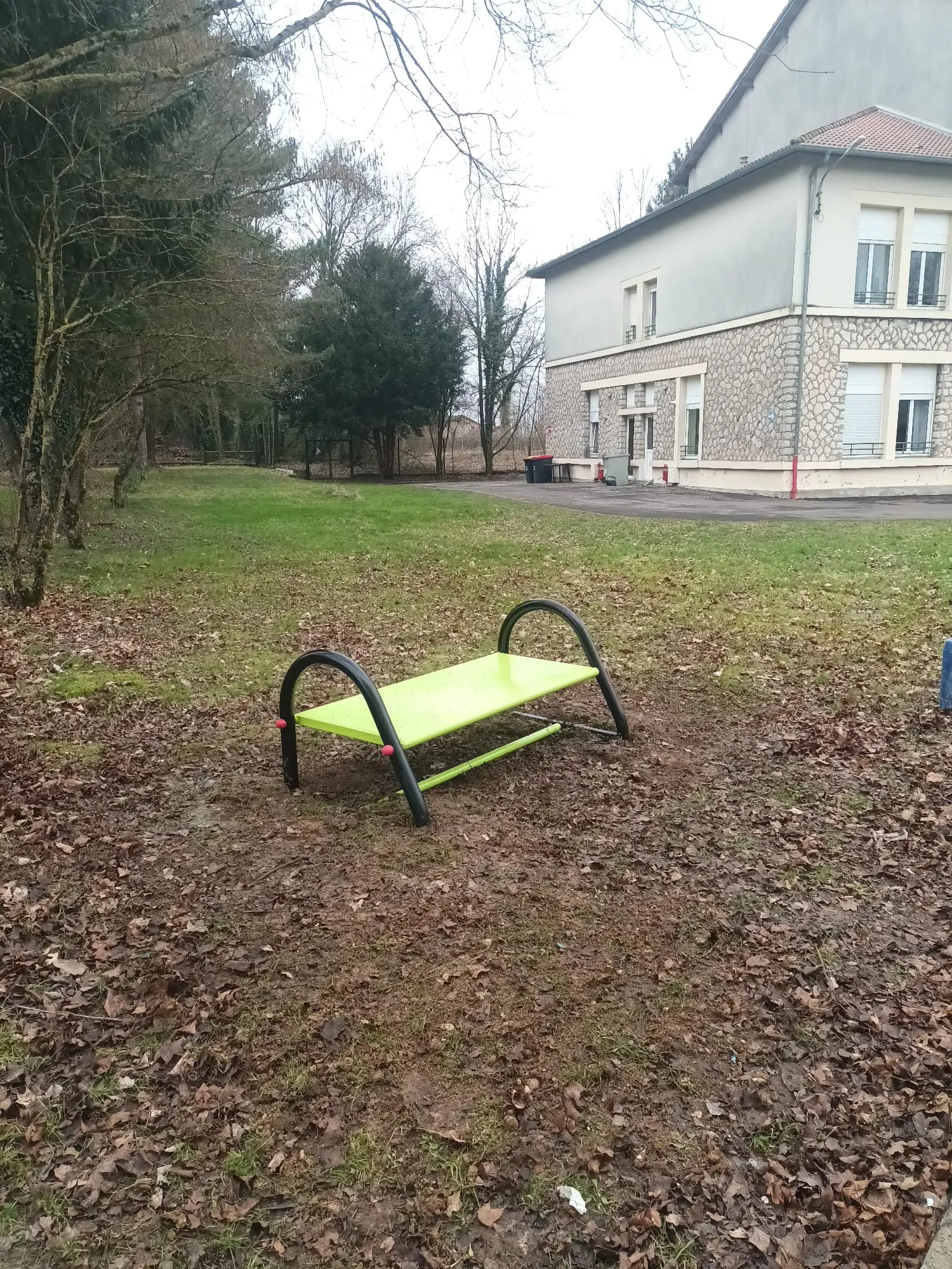 banc training dans un jardin privé