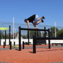 équipement de sport extérieur pour une aire de fitness : utilisation poutre dessus dessous du plateau ninja