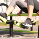 équipement de sport extérieur pour une aire de fitness : banc training pédalier freetness vue 2