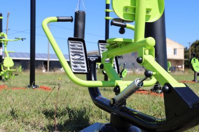 équipement de sport extérieur pour une aire de fitness : rameur piston musculation