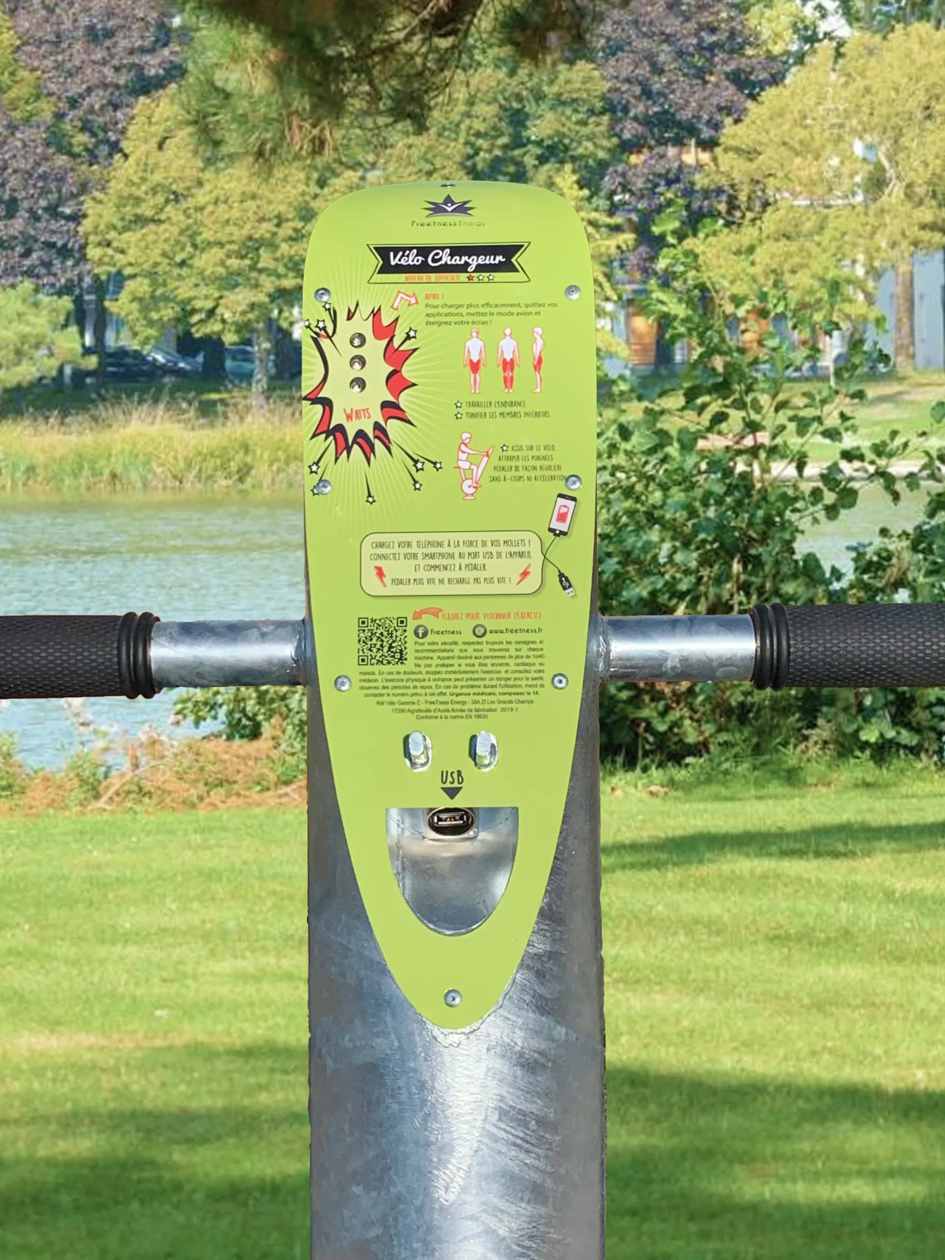 vue du guidon et panneau de consignes du handbike chargeur