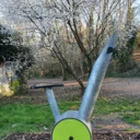 vélo chargeur vue de profil dans un parc arboré et fleuri