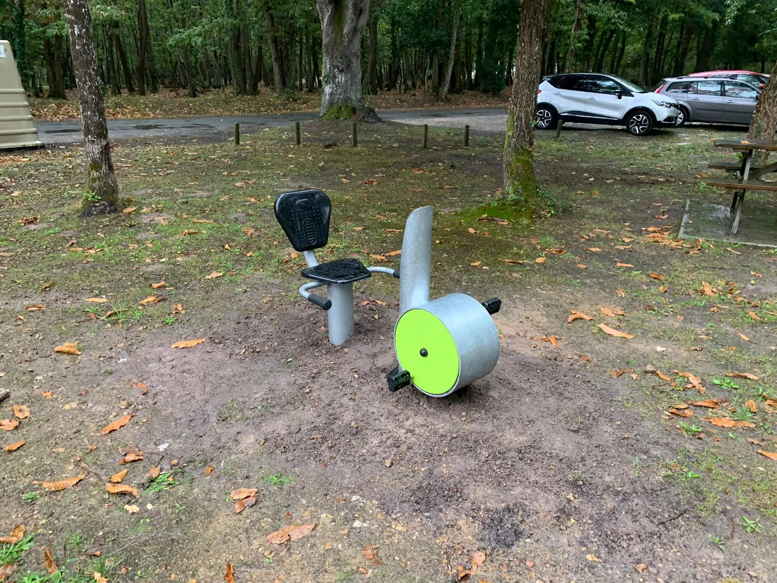 vélo semi allongé dans un sous-bois
