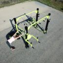 équipement de street workout compact training sur un enrobé vue 2