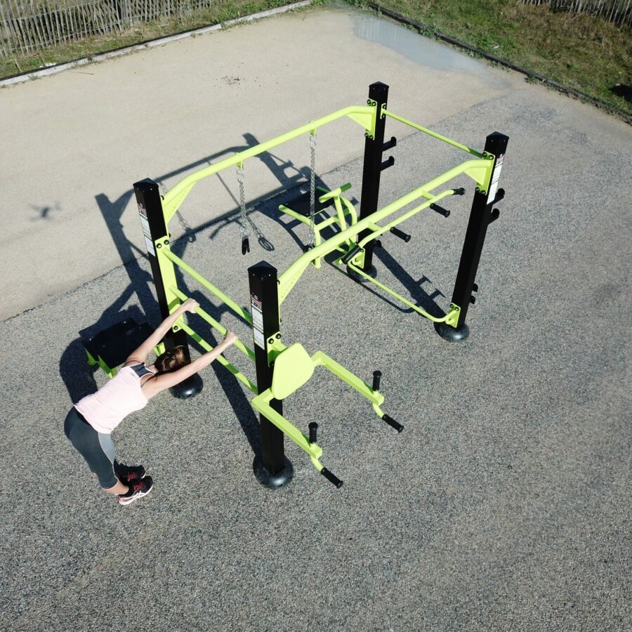 équipement de street workout compact training sur un enrobé vue 2