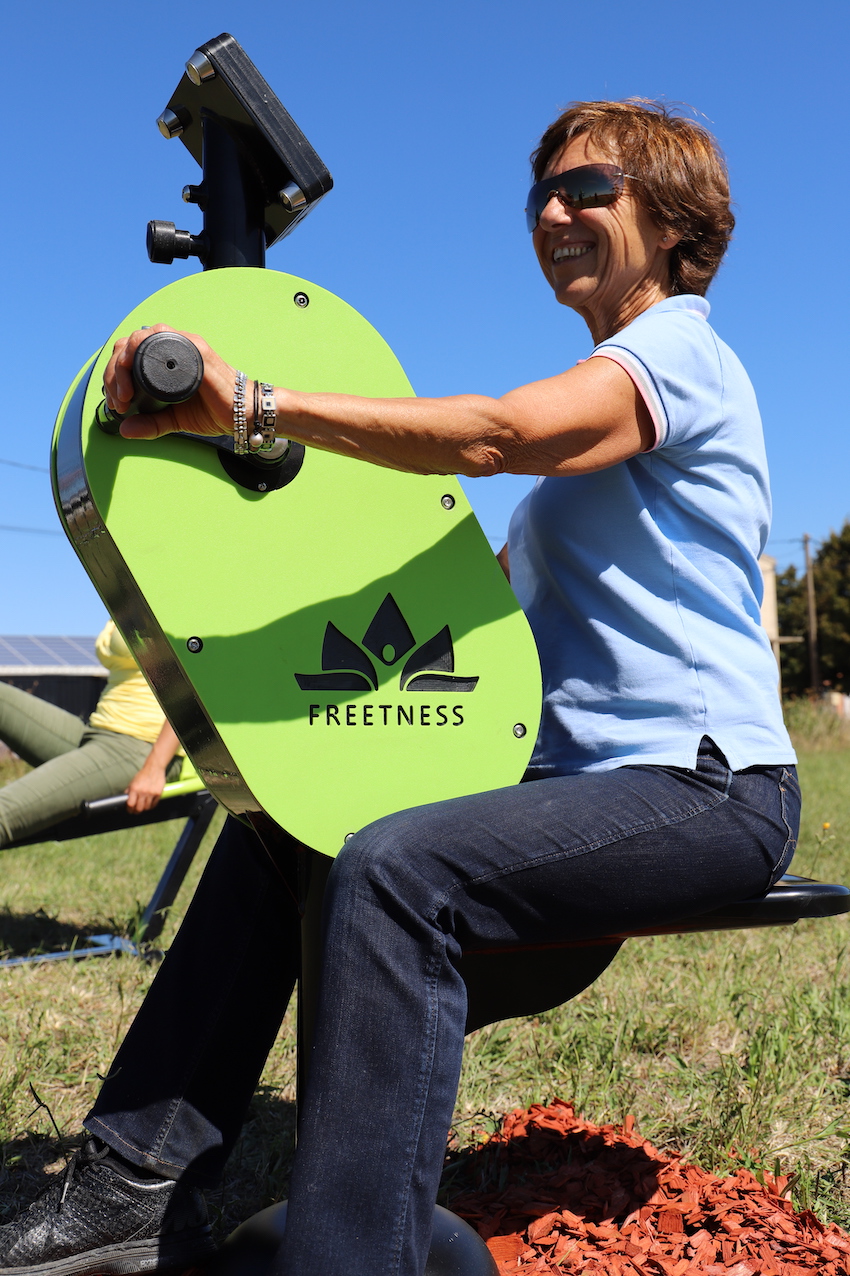 équipement de sport extérieur pour une aire de fitness outdoor : handbike vélo à main chargeur résistance magnétique