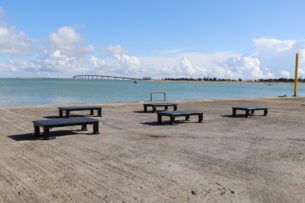 Agrès de sport extérieur pour une aire de fitness outdoor : plateau steps bord de mer