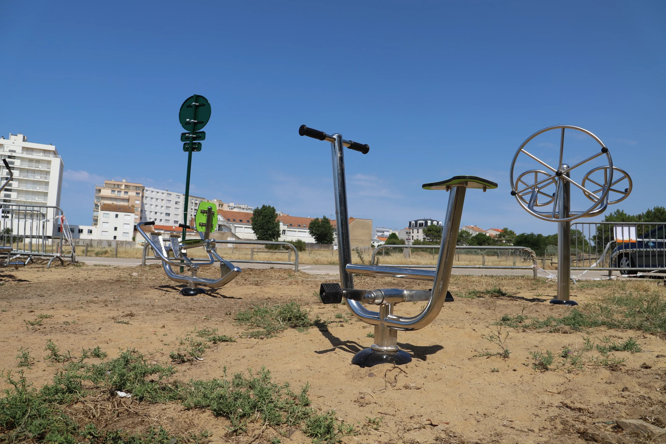 vélo inox avec d'autres agrès de la gamme inox en front de mer installés dans le sable