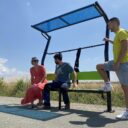 vestiaire extérieur avec banc pour une aire de fitness
