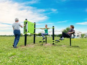 aire de fitness senior rééducation agrès sportif extérieur 3 personnes s'entrainent