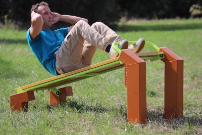 équipement street workout design abdos incliné crunch