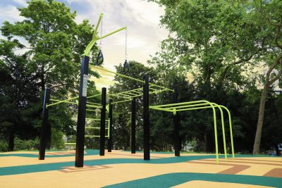 plateau de sport extérieur en sol souple avec une station de street workout