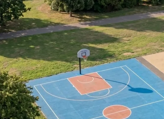 Panier de basket Freetness sur un terrain de jeu extérieur en accès libre