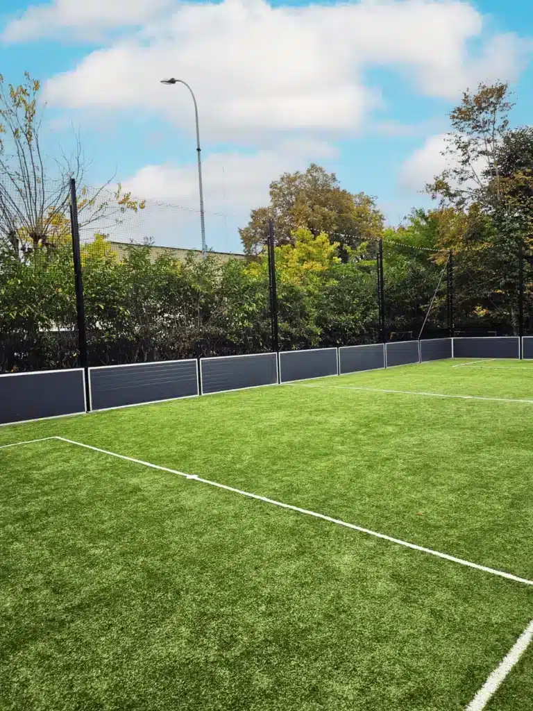 vue intérieure d'un terrain de foot 5 freetness installé en île de france dans une école
