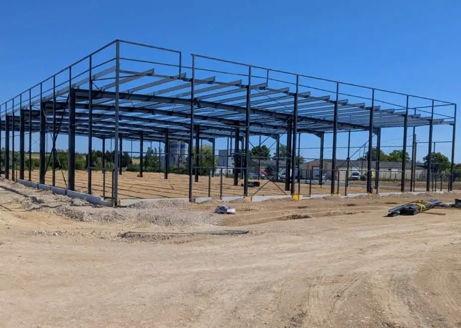 avancement des travaux de la structure métallique du centre sportif padel soccer