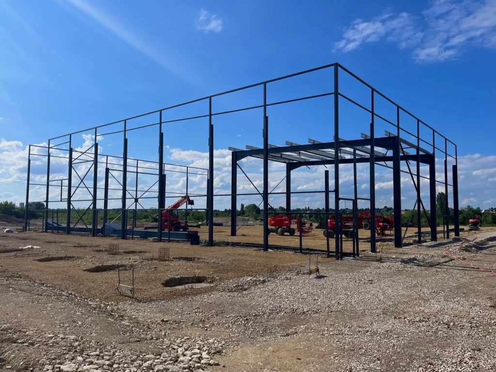 montage de la structure métallique du complexe sportif
