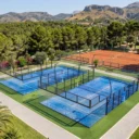 deux terrains de padel 3PS ultra panoramiques extérieurs et terrains de tennis