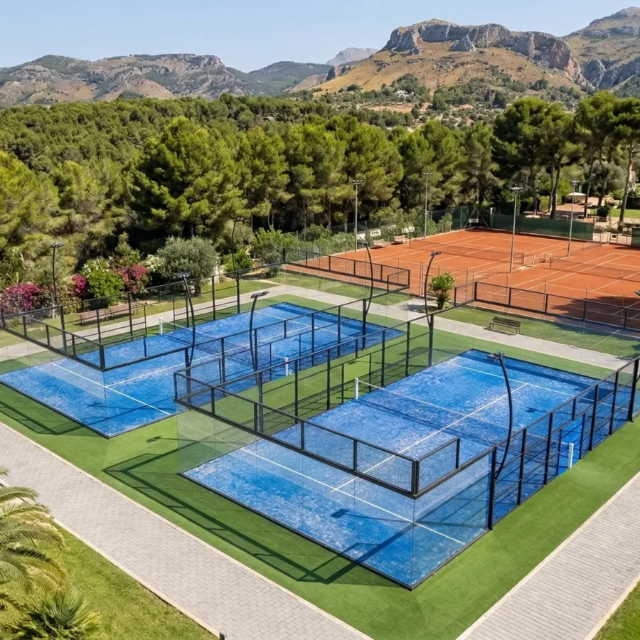 deux terrains de padel 3PS ultra panoramiques extérieurs et terrains de tennis