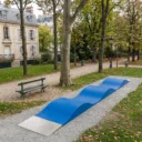 FP3 dans un parc de centre ville arboré avec banc et promenade à côté