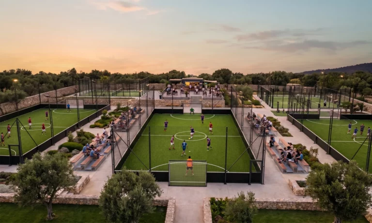 club sportif select avec terrains de foot 5 et padel au soleil couchant