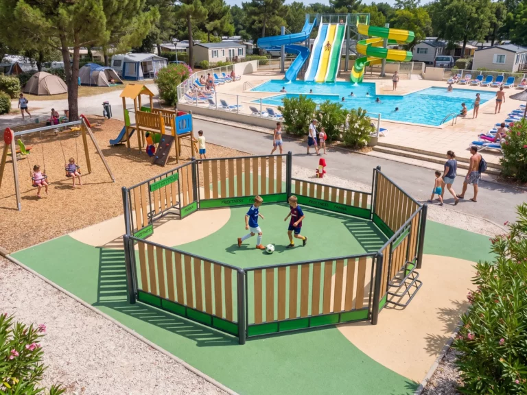 arène de panna dans un camping familial avec espace de loisirs pour enfants et piscine