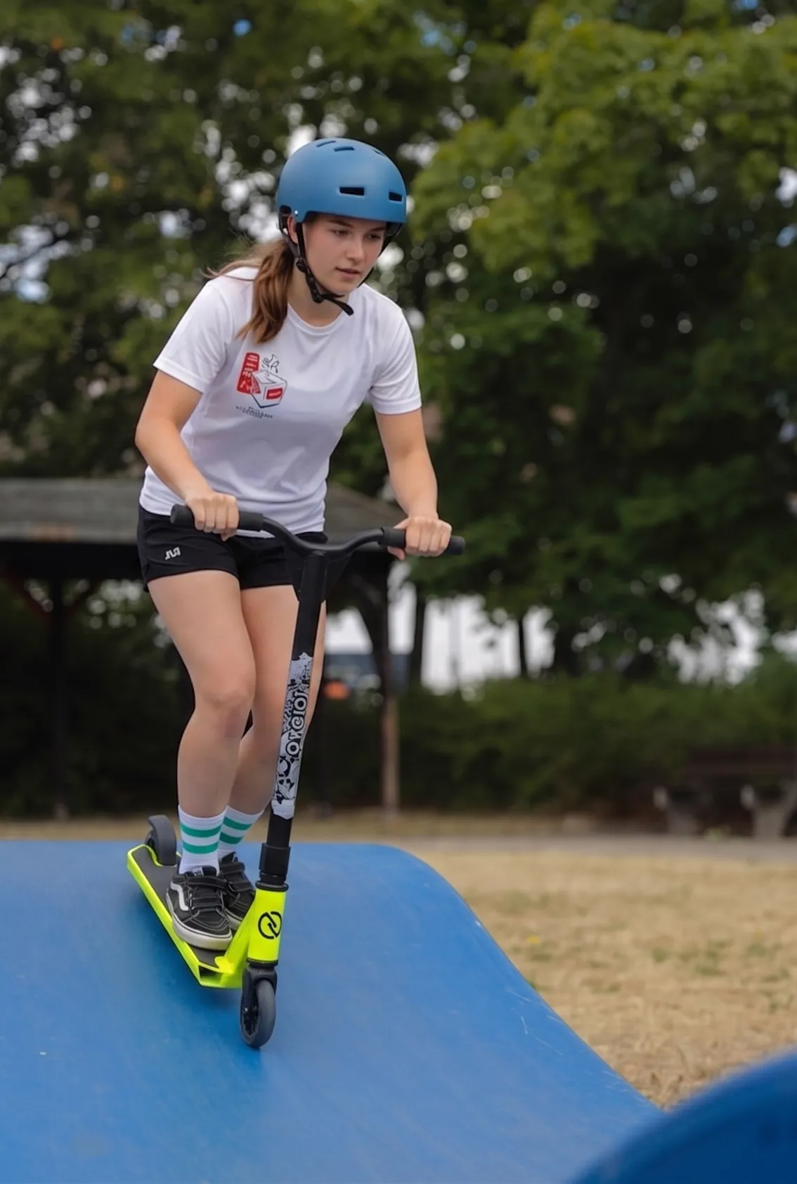 jeune fille pratiquant la trottinette sur un circuit de pumptrack