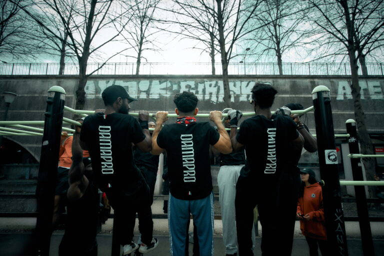 Streetwear et Street Workout : quand la culture urbaine rencontre la performance sportive.