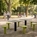 tables d'échecs pour tournoi libre dans un parc arboré