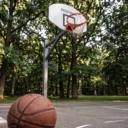 Terrain de basket outdoor en accès libre avce panier de basket FPBL de Freetness dans un grand parc