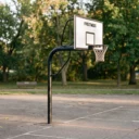 Panier de basket outdoor FPBR dans un parc public communal sur un terrain de jeu en libre accès