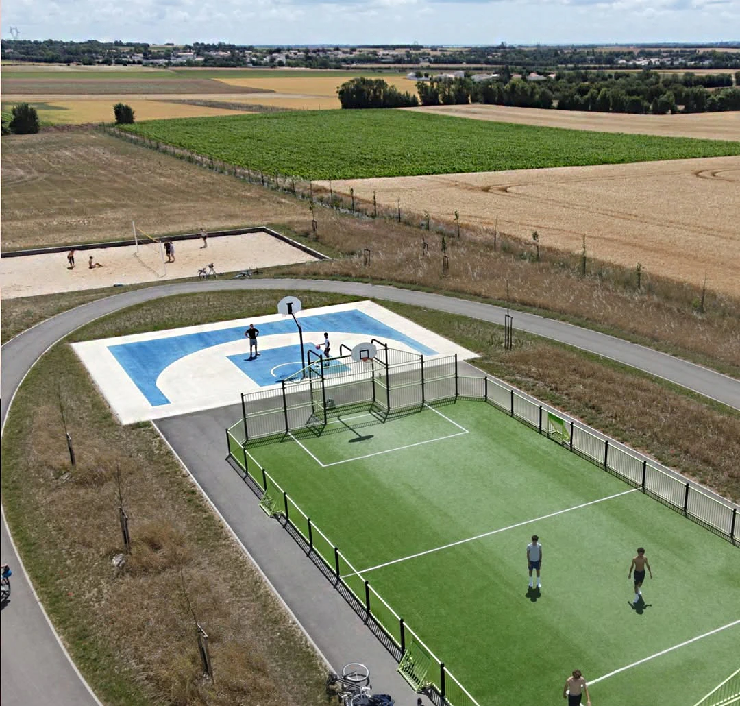 Vue aérienne du terrain multisports de La Jarrie avec terrain de basket 3x3