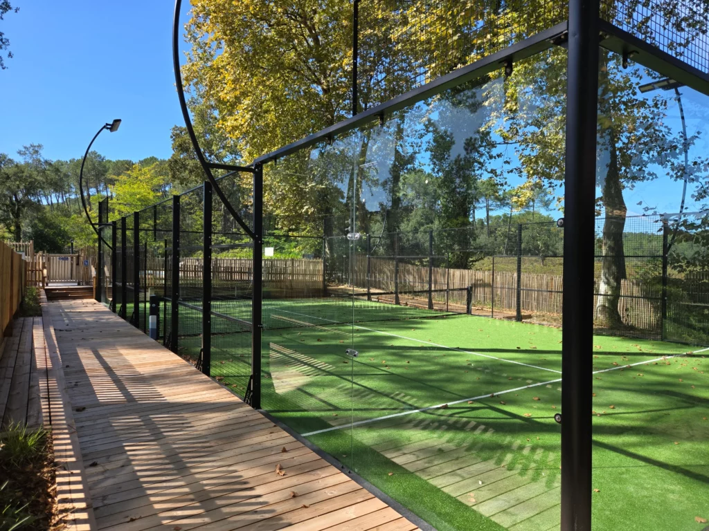vue d'angle terrain de padel au camping bonjour sauvage à Seignosse